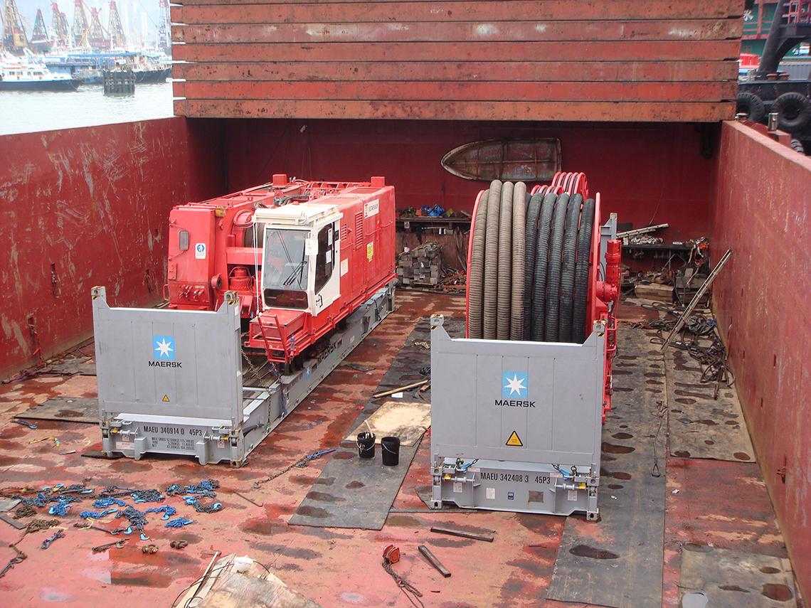 HS-853-main body & Hydro Hose loading operation in Barge 
